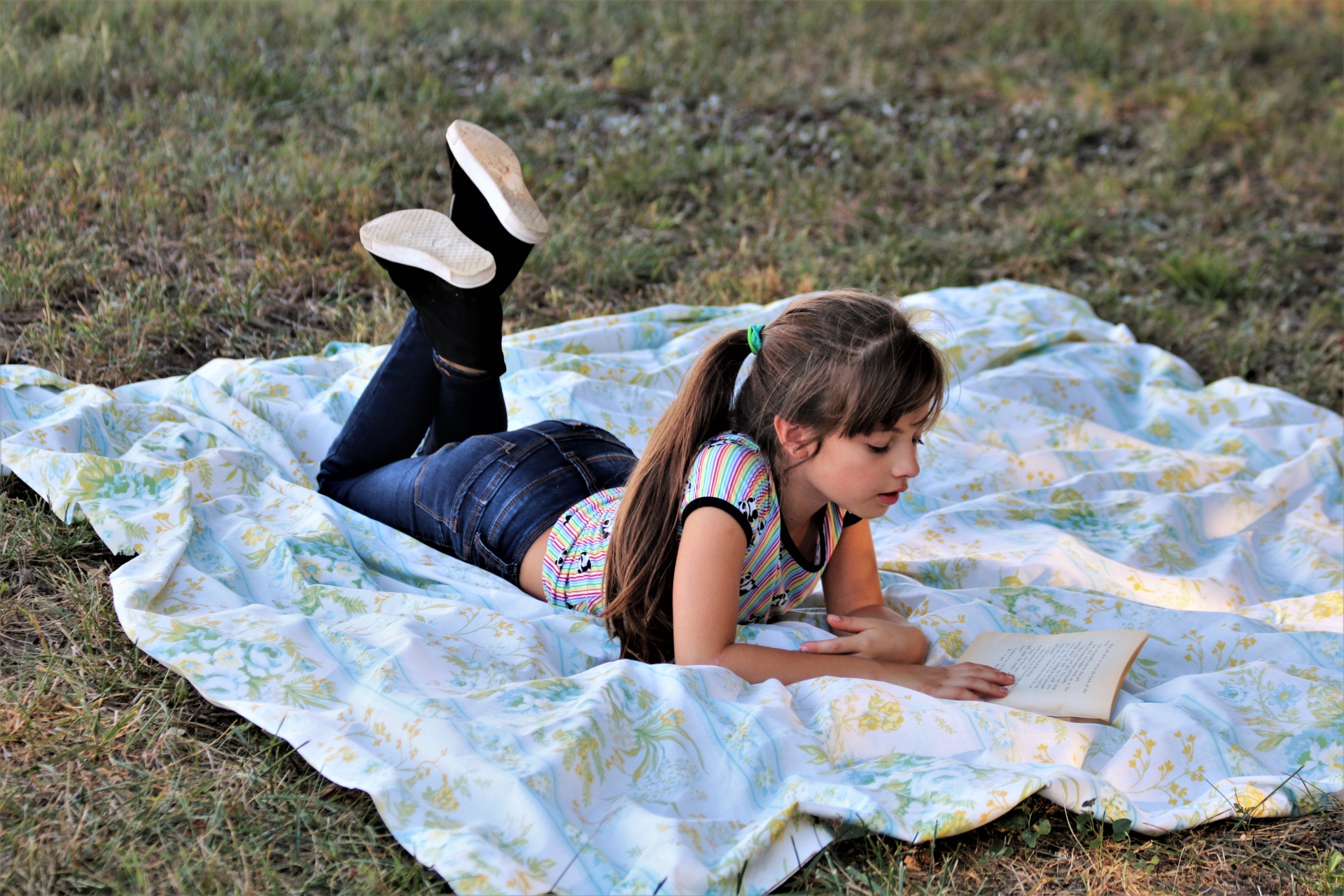 young-girl-reading-book-in-grass